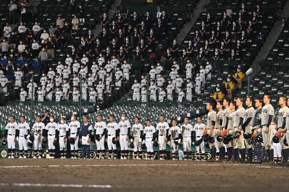 　この日も試合終了は夜。整列して敦賀気比の校歌を聴く日本文理ナイン（撮影・高石航平）