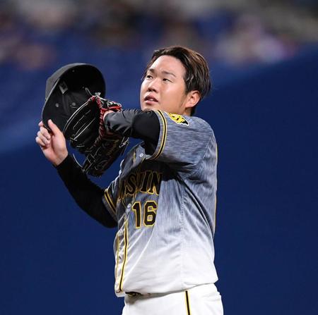 　２回、味方の失策、適時打で一挙５点を奪われた西勇