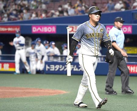 　９回、空振り三振に倒れベンチへ戻る大山