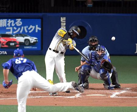 ２回、ロハスは左中間に二塁打を放つ（投手・ロドリゲス、捕手Ａ・マルティネス）＝バンテリンドームナゴヤ（撮影・山口登）