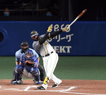 ６回、ロハスは左前打を放つ（捕手Ａ・マルティネス）＝バンテリンドームナゴヤ（撮影・山口登）