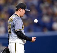 　２回、味方の失策、適時打で一挙５点をを奪われた西勇