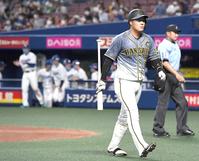 　９回、空振り三振に倒れベンチへ戻る大山