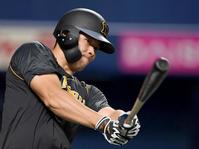 　素振りをする佐藤（撮影・田中太一）