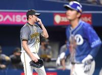 ２回、京田の適時打で追加点を許した二保（左）＝撮影・田中太一