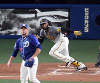 ４回、ロハスは左中間に二塁打を放つ（投手・ロドリゲス）＝バンテリンドームナゴヤ（撮影・山口登）