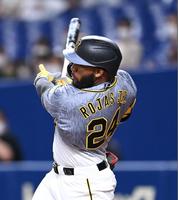 ４回、二塁打を放つロハス＝バンテリンドーム（撮影・飯室逸平）