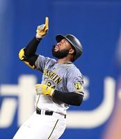 ２回、フェンス直撃の二塁打を放ち、天を指さすロハス＝バンテリンドーム（撮影・飯室逸平）