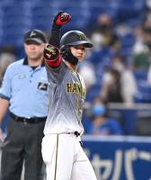 ２回、追撃のタイムリーを放ち、ベンチに向かってガッツポーズする中野＝バンテリンドーム（撮影・飯室逸平）