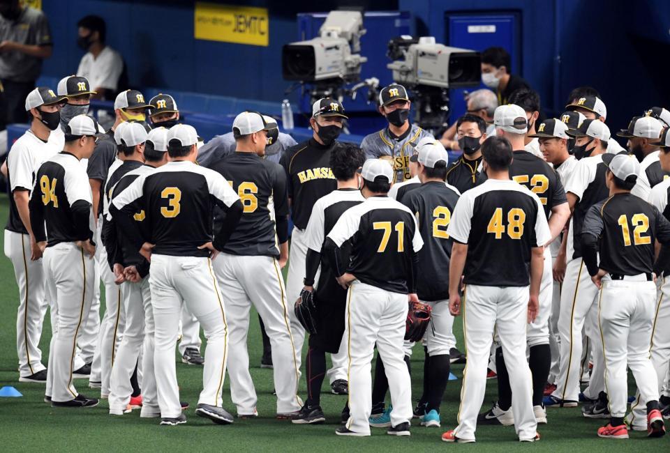 　井上コーチ（中央）がナインを集めミーティングする（撮影・山口登）