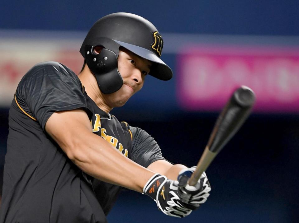 　素振りをする佐藤（撮影・田中太一）