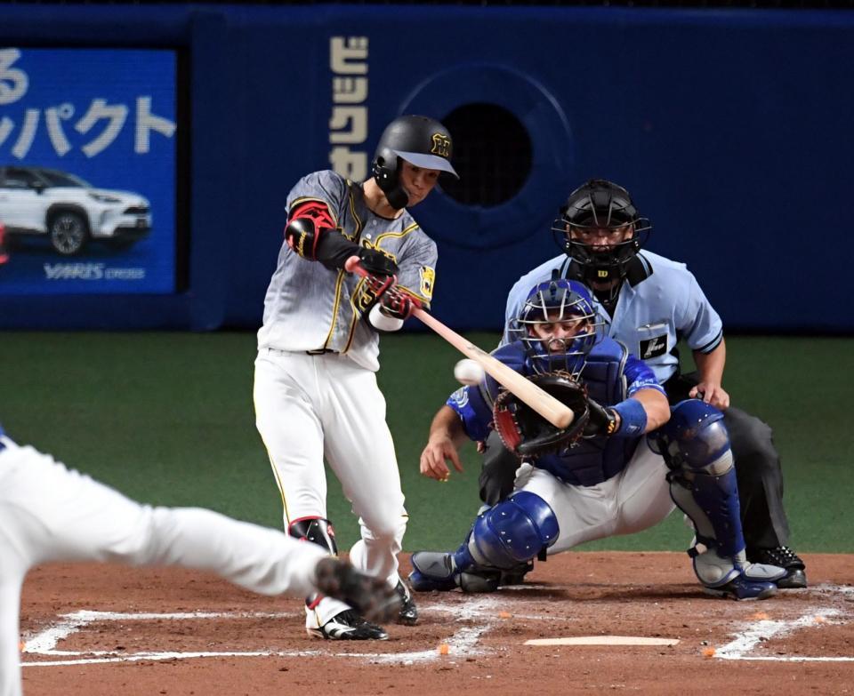 ２回、中野は右前に適時打を放つ（捕手Ａ・マルティネス）＝バンテリンドームナゴヤ（撮影・山口登）