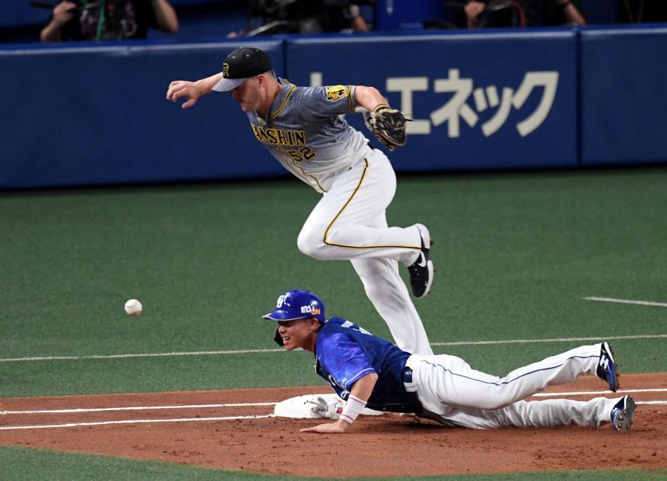 １回、二保のけん制が悪送球になり、サンズが捕れず先制を許す（走者・大島）＝バンテリンドームナゴヤ（撮影・山口登）