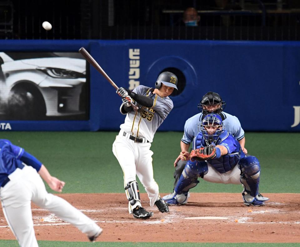 ４回、代打の島田は右前に適時打を放つ（捕手Ａ・マルティネス）＝バンテリンドームナゴヤ（撮影・山口登）