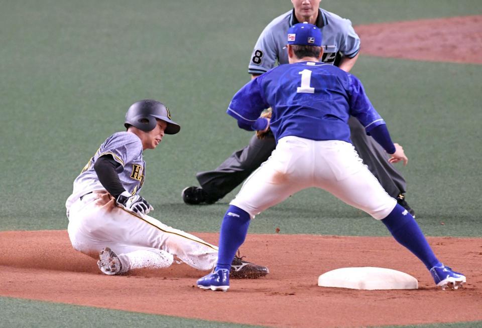 ４回、盗塁を決める島田＝バンテリンドームナゴヤ（撮影・山口登）