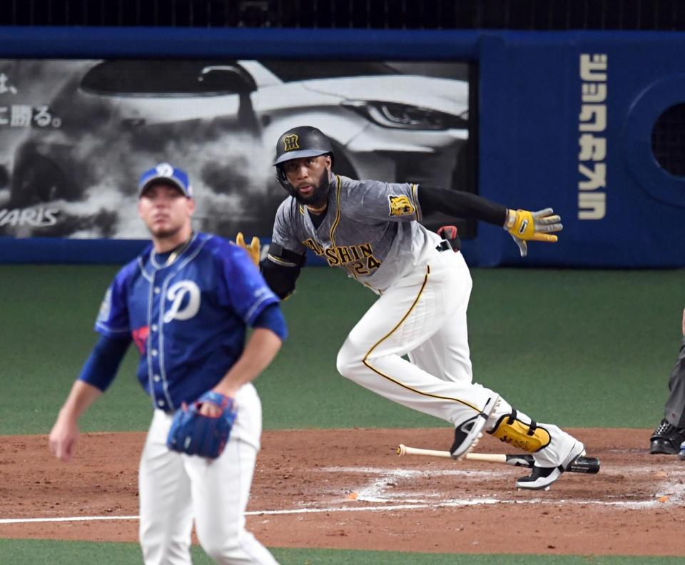 ４回、ロハスは左中間に二塁打を放つ（投手・ロドリゲス）＝バンテリンドームナゴヤ（撮影・山口登）