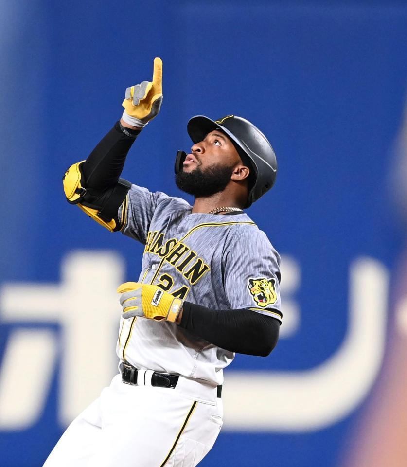 ２回、フェンス直撃の二塁打を放ち、天を指さすロハス＝バンテリンドーム（撮影・飯室逸平）