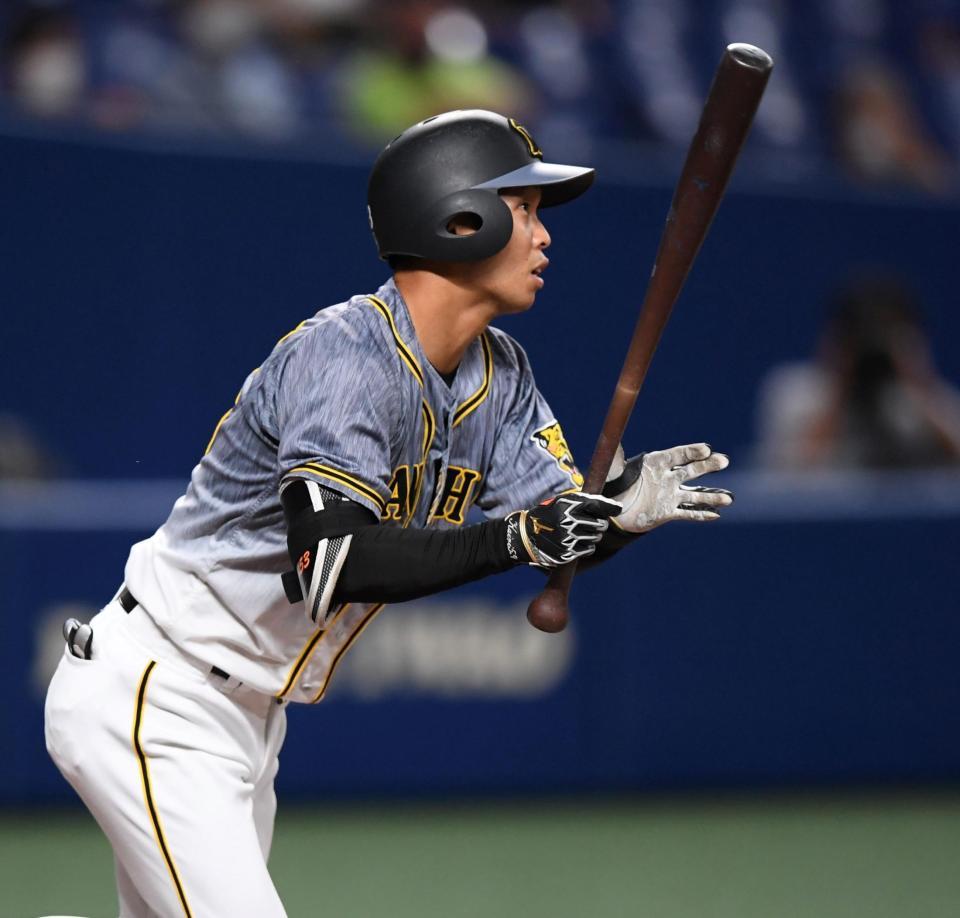 ４回、右前へ適時打を放つ島田＝バンテリンドーム（撮影・田中太一）
