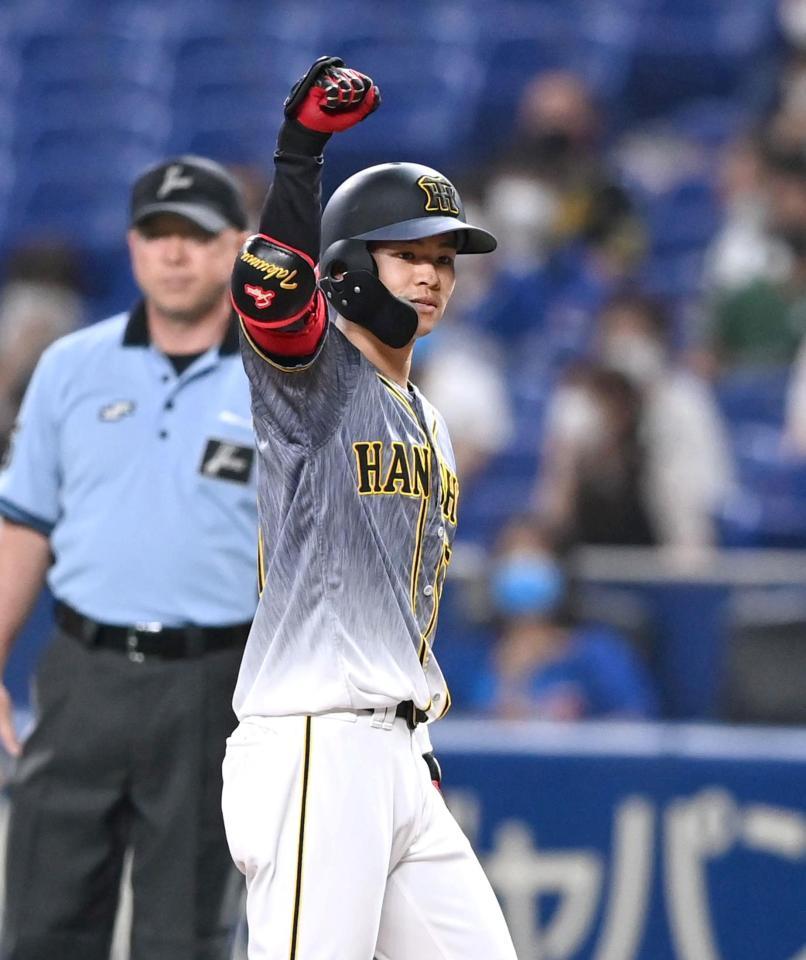 ２回、追撃のタイムリーを放ち、ベンチに向かってガッツポーズする中野＝バンテリンドーム（撮影・飯室逸平）