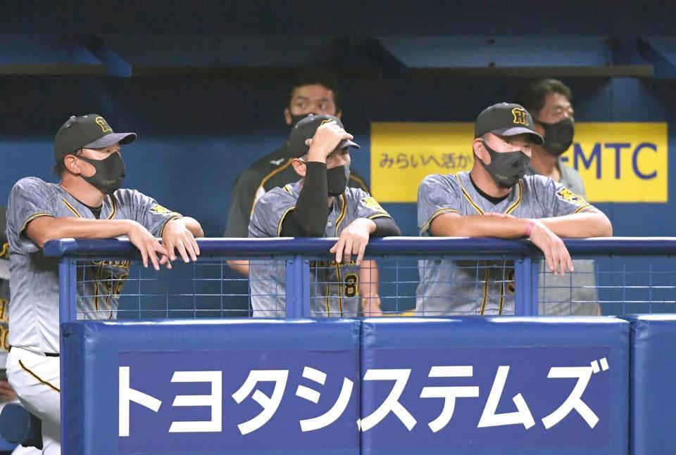 ４回、馬場も追加点を許し、頭を抱える矢野監督（中央）ら阪神首脳陣（撮影・田中太一）