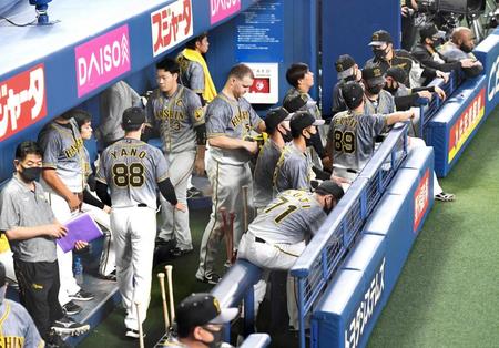 　中日に連敗しベンチを後にする矢野監督（８８）ら阪神ナイン