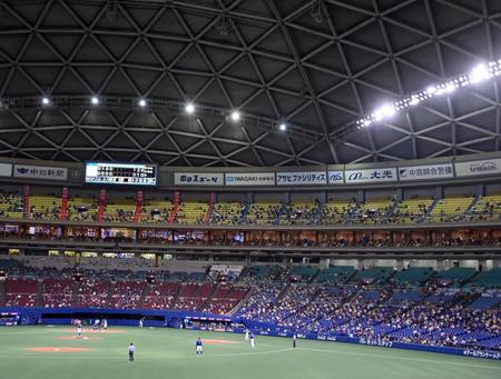 　５回、ロハスの飛球が天井に当たる（撮影・山口登）