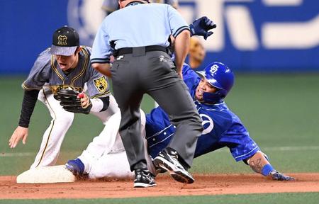 　７回、二塁でアウトになるビシエド（撮影・飯室逸平）