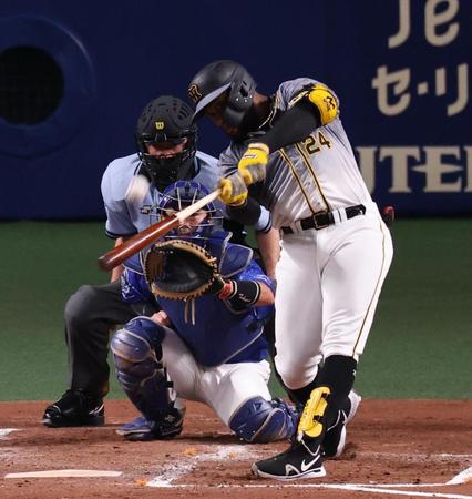 　５回、ロハスの打球が天井に当たり、ファウルとなる