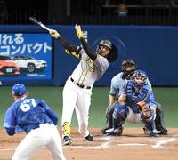 　２回、ロドリゲス（手前）からフェンス直撃の二塁打を放つロハス