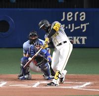 　６回、ロハスは左前打を放つ