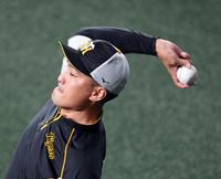 　キャッチボールをする秋山（撮影・山口登）