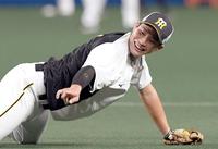 　はつらつと守備ノックを受ける木浪（撮影・田中太一）