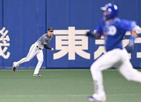 　７回、素早い送球で二塁を狙うビシエド（手前）を刺す佐藤輝（撮影・飯室逸平）