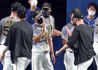 中日に勝利し、秋山（右）らナインを出迎える矢野監督（中央）＝撮影・山口登