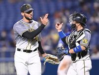 　梅野と勝利を喜ぶスアレス（撮影・飯室逸平）