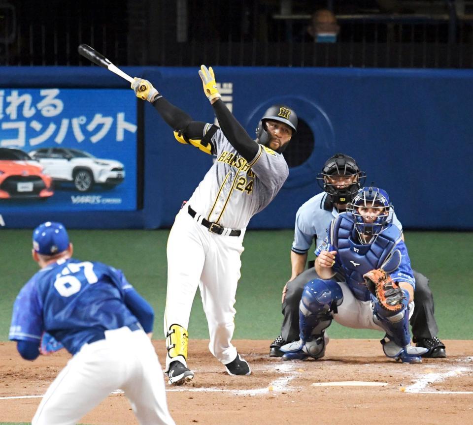 　２回、ロドリゲス（手前）からフェンス直撃の二塁打を放つロハス