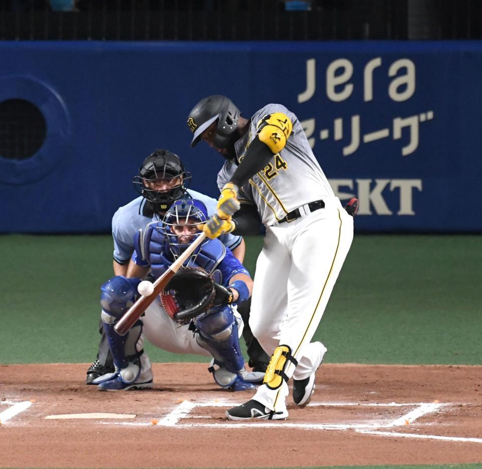 　６回、ロハスは左前打を放つ