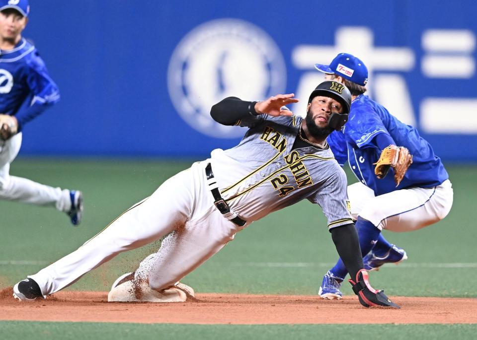 　６回、二盗を狙うもアウトになるロハス