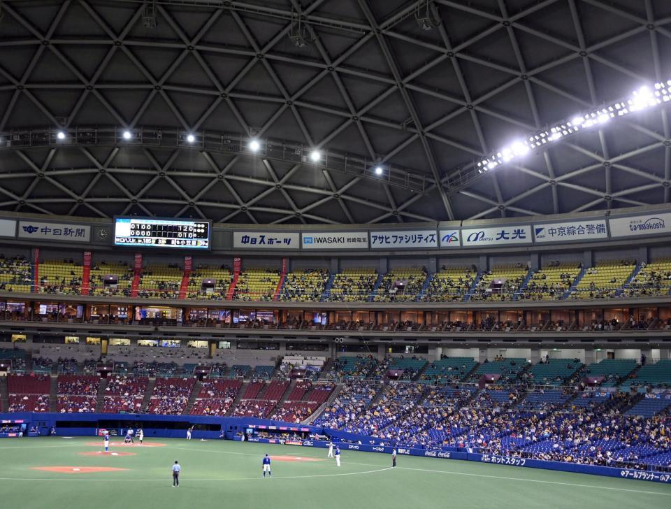 　５回、ロハスの飛球が天井に当たる（撮影・山口登）