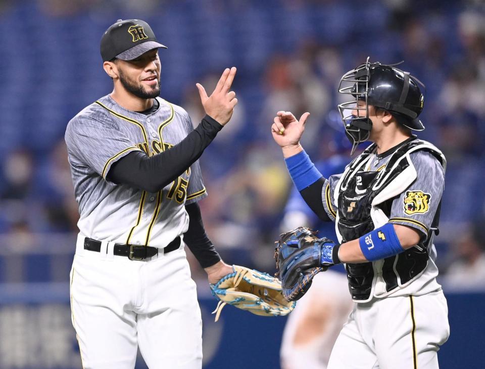 　梅野と勝利を喜ぶスアレス（撮影・飯室逸平）