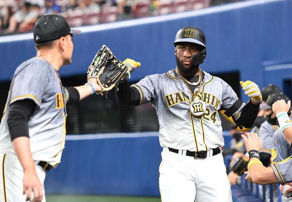 　２回、３号先制ソロを放ち秋山とタッチを交わすロハス（撮影・飯室逸平）