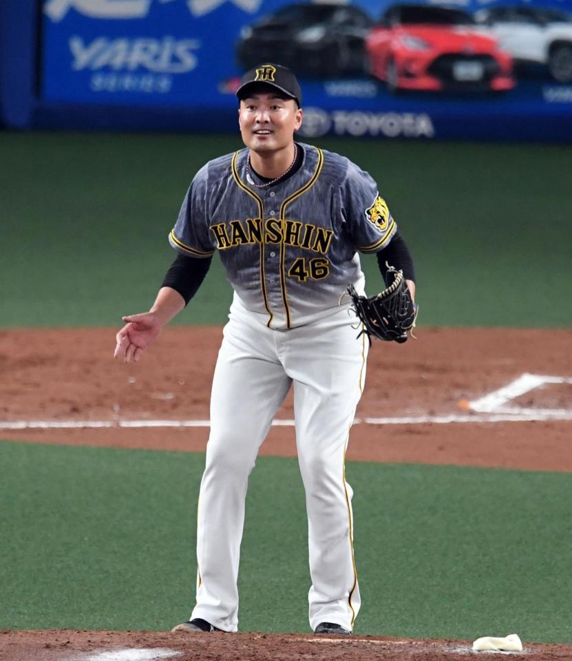 　４回、秋山はビシエドの打球を近本が捕球しほっとした表情を見せる（撮影・山口登）