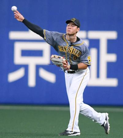 　７回、ビシエドの右前打を捕球した佐藤輝は二塁へ好送球