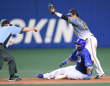 　７回、右前打を放ったビシエド（下）が二塁を狙うも、右翼手・佐藤輝の好送球でアウトとなる。遊撃手は中野