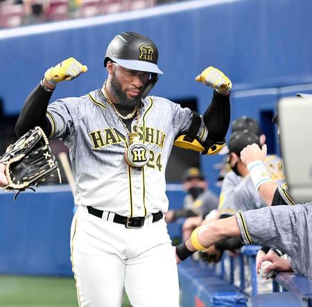 　２回、３号先制ソロを放ちマッスルポーズを決めるロハス