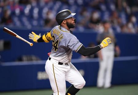 　２回、先制適時打を放つロハス