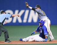 　７回、右前打を放ったビシエド（下）が二塁を狙うも、右翼手・佐藤輝の好送球でアウトとなる。遊撃手は中野