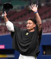 　ファンに手を振る秋山