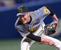 　先発し力投する秋山