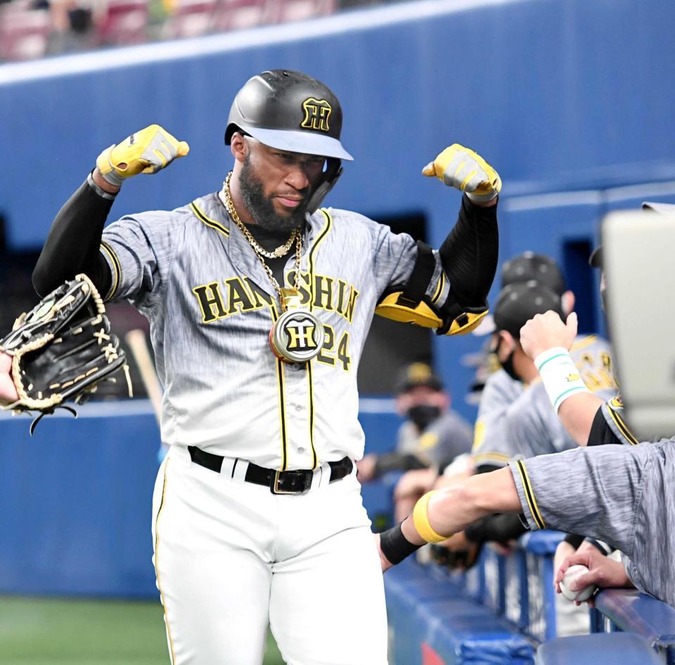 　２回、３号先制ソロを放ちマッスルポーズを決めるロハス